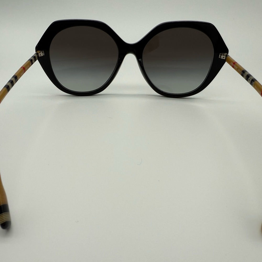Burberry Vanessa Geometric Sunglasses, case included. nwot - Picture 4 of 9